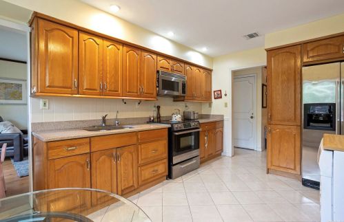 8 Stuart Ct, Huntington Station NY  11746-4237 exterior