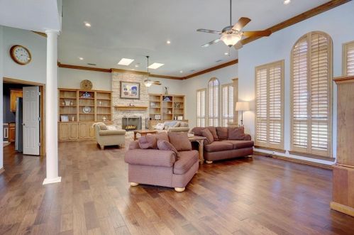 1305 Oak Dr, Lewisville TX  75028-3604 exterior