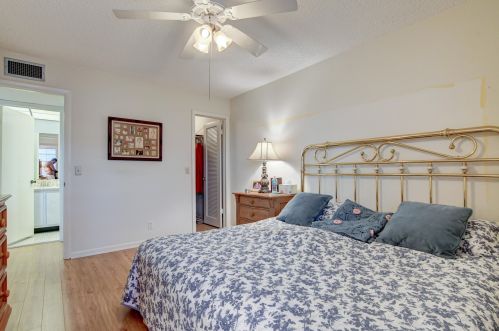 576 Burgundy L, Delray Beach FL  33484-4908 exterior