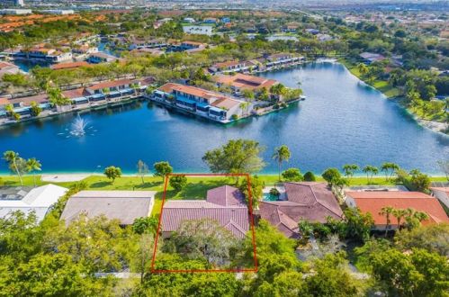 8530 Dundee Ter, Hialeah, FL 33016-1405