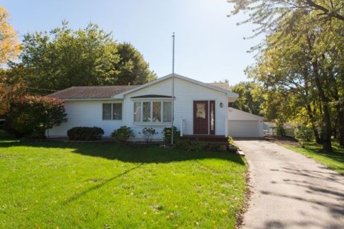 4230 Suburban Dr, Waterloo IA  50702-4946 exterior