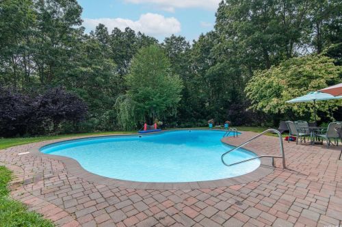 182 Miller Place Rd, Miller Place NY  11764-2804 exterior