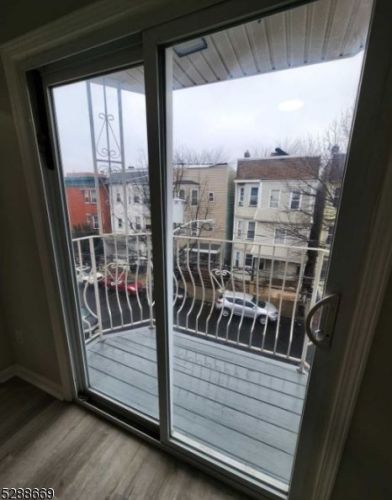 55 3rd St, Newark, NJ 07107-3161