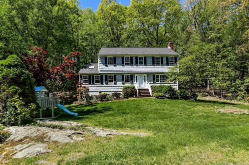 7 Caudatowa Dr, Ridgefield, CT 06877-2308