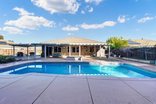 131 Feather Riv Cir, Vacaville CA 95688-8749 exterior