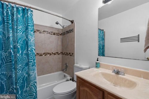 5593 Neddleton Ave, Woodbridge VA  22193-4156 exterior