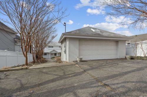 11 Argyle Dr, Northport NY  11768-1002 exterior