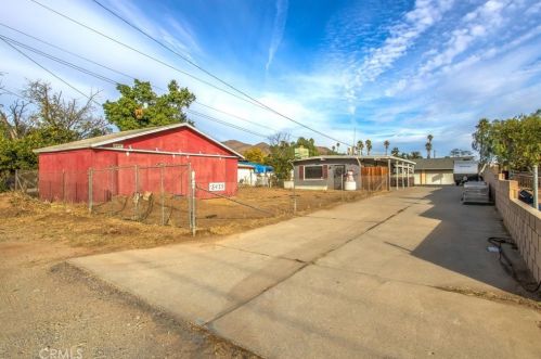 8435 Mission Blvd, Riverside CA  92509-2976 exterior