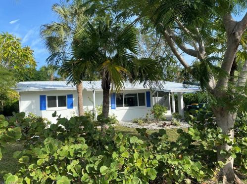 2207 Sunset Ln, Naples, FL 34104-4227