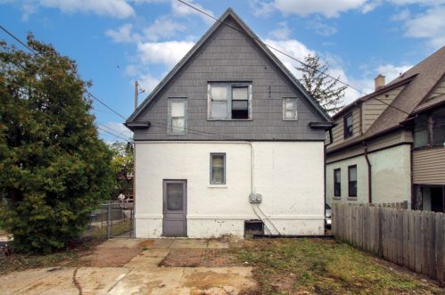 812 Burleigh St, Milwaukee WI 53222-4804 exterior