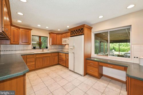 12 Cedar Ave, Berlin Boro NJ  08009-1302 exterior