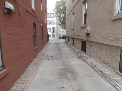 864 217th St, Bronx, NY 10467-5819