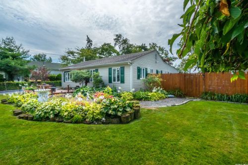 51 Piave Ter, North Lindenhurst, NY 11757-6725