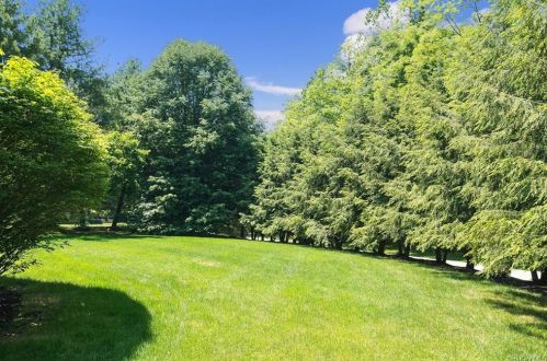 11 Greenhaven Rd, Tompkins Corners NY  10579-3303 exterior