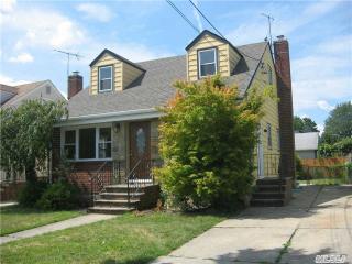211 Royal Ave, Garden City, NY 11501-3129
