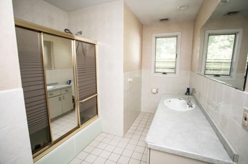29 Martha Pl, Bridgeport, CT 06606-2639