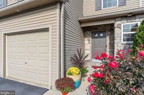 8454 Hamilton St, Hummelstown, PA 17036-7091