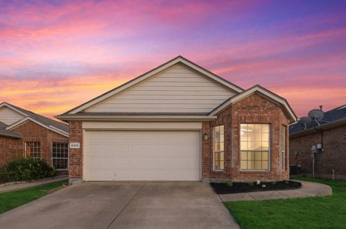 6416 Claire Dr, Fort Worth, TX 76131-1316