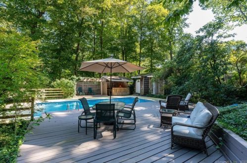 24 Twin Hills Rd, Stamford CT  06903-4614 exterior