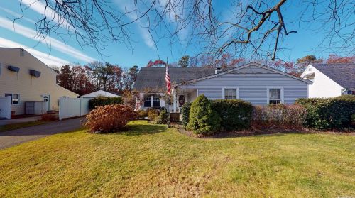 118 Spiral Rd, Holtsville, NY 11742-2241