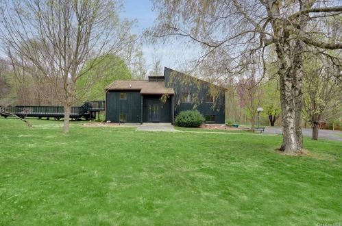 6 Creekside Ln, Pleasant Valley NY  12569-7538 exterior