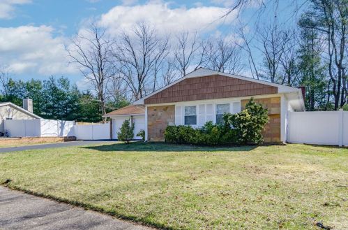 15 Twisting Dr, Lake Grove, NY 11755-1818