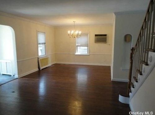 23 Winthrop St, New Hyde Park, NY 11040-3144