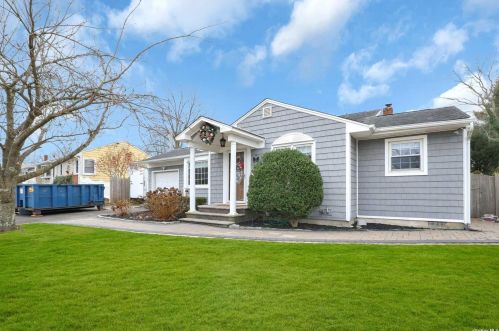 22 Hudson Dr, San Remo, NY 11754-4414
