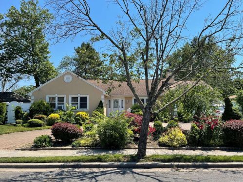 665 Hawthorne St, Hempstead, NY 11552-3114