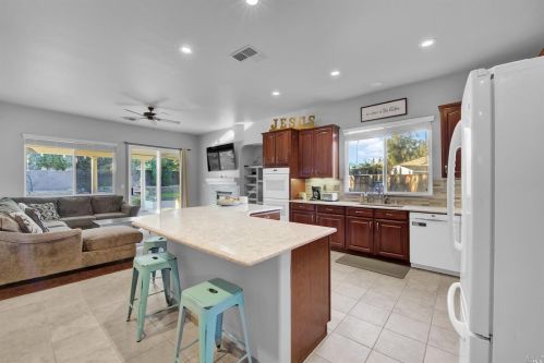 131 Feather Riv Cir, Vacaville CA 95688-8749 exterior