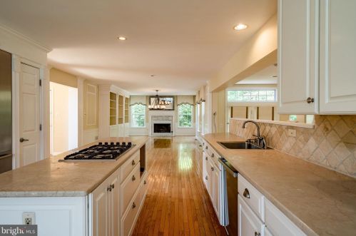 1042 Charter Oaks Dr, Lansdale PA exterior