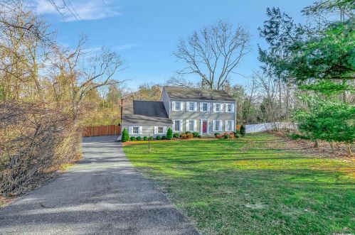 3 Locust Cir, Shoreham, NY 11786-1131