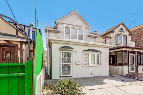 916 Clarence Ave, Bronx, NY 10465-1608