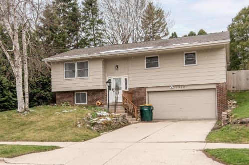 1900 Woodlawn Ave, West Bend, WI 53090-1532