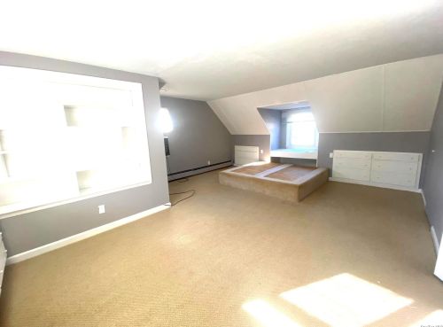 258 Steamboat Rd, Great Neck NY  11024-1634 exterior