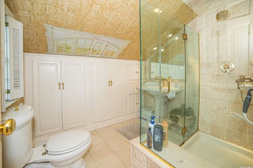 120 Lakeside Dr, Oakdale NY  11769-2250 exterior