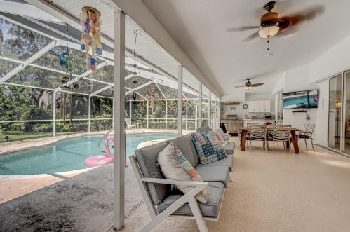 963 Ridgewood Ter, Tarpon Springs FL  34689-2622 exterior