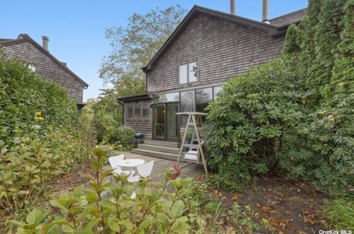 3 Shetland Ct, East Hampton, NY 11937-2813