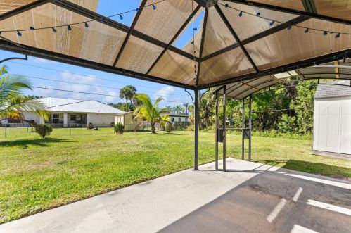 866 Abingdon Ave, Fort Pierce FL  34953-2861 exterior
