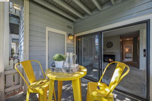 123 Lakeshore Ct, Richmond CA  94804-7422 exterior