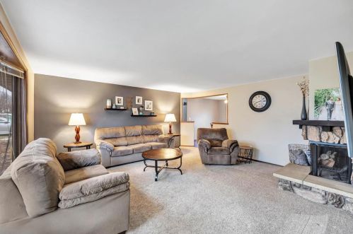 2484 Van Beek Rd, Green Bay, WI 54311-5216