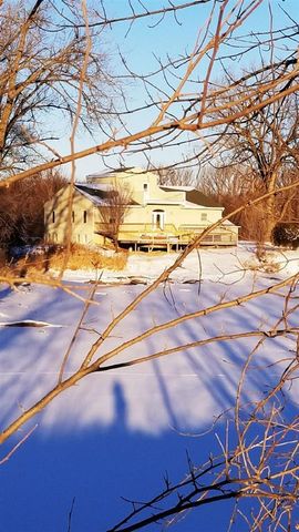 802 4th St, Aplington, IA 50604-1092