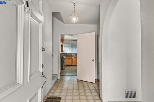 2111 29th St, Oakland, CA 94606-3507