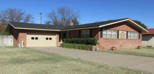 2606 11th St, Plainview, TX 79072-6106