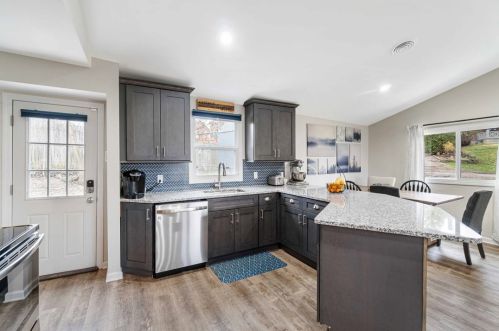 1054 Grandview Ave, Bridgeville PA  15017-2249 exterior