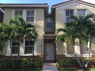 15695 39th St, Hollywood, FL 33027-4802