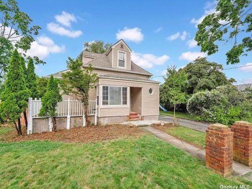 181 10th Ave, Babylon, NY 11704-3842