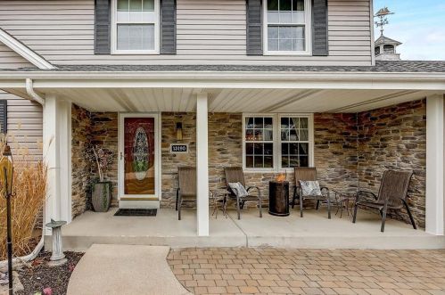 13190 Scarborough Dr, Waukesha WI  53151-6122 exterior
