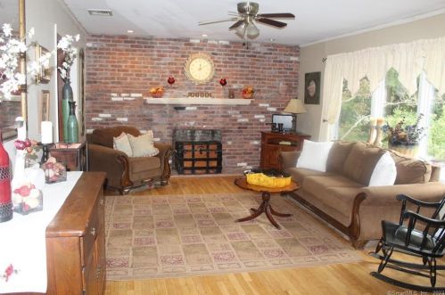 84 Columbine Dr, Bridgeport CT  06611-4601 exterior