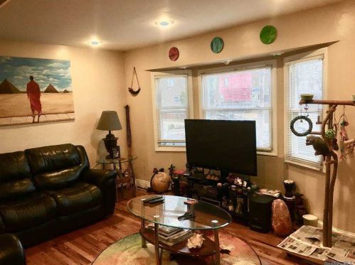 263 Costar St, Westbury, NY 11590-3634